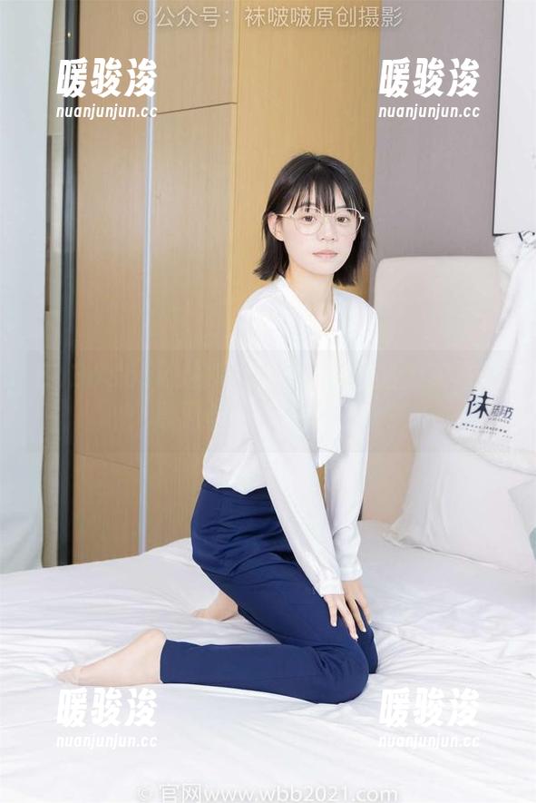 BoBoSocks袜啵啵 - 甜甜圈的独家写真：厚黑丝，背后藏着啥？