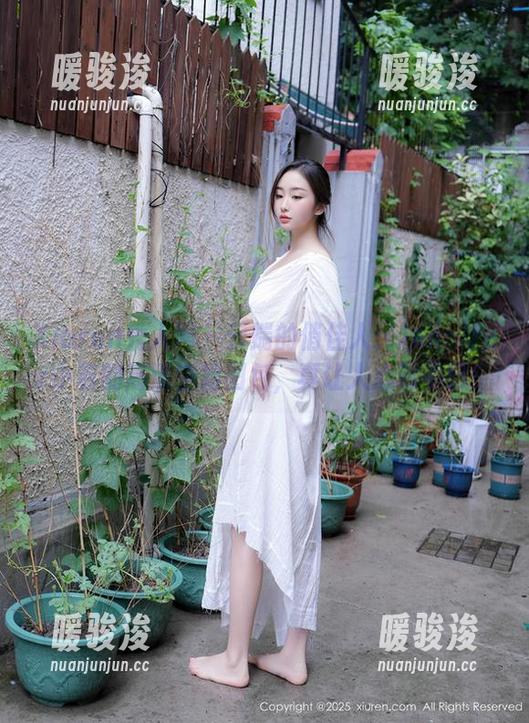 Xiuren秀人网 - 云端的俏佳人：Jennifer小若的高清空姐图包，真让人心动不已！