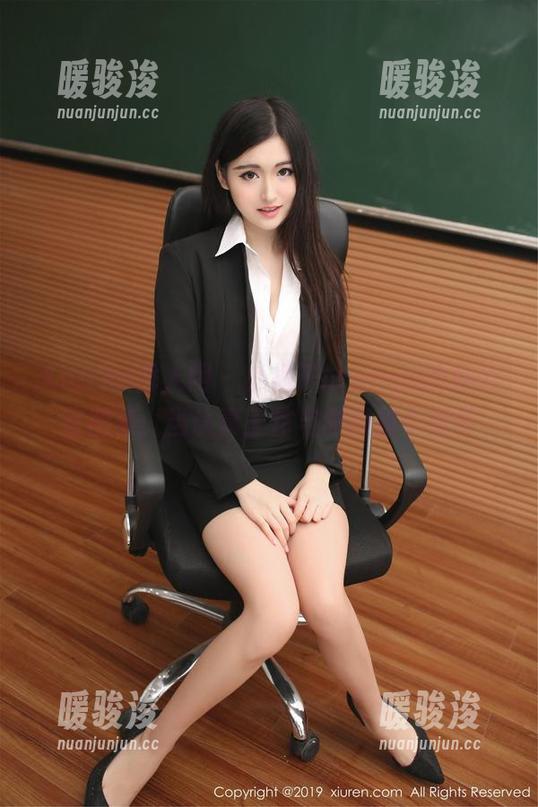 Xiuren秀人网-小橘子orange Xiuren秀人网 - 小橘子orange的办公室图集:当认真工作与时尚撞个满怀