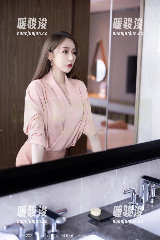 Xiuren秀人网 - 萌琪琪Irene牛仔裤写真集：光影交错下，牛仔裤的选择真是个悲伤的话题。