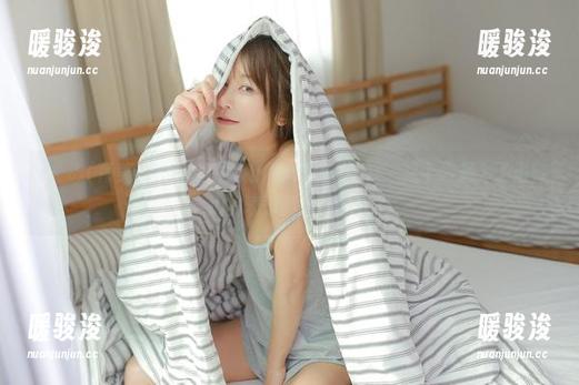いくみ(育美)姐姐私拍图集：我怀疑‘调皮’这个词是为了形容她的表情而创造的！