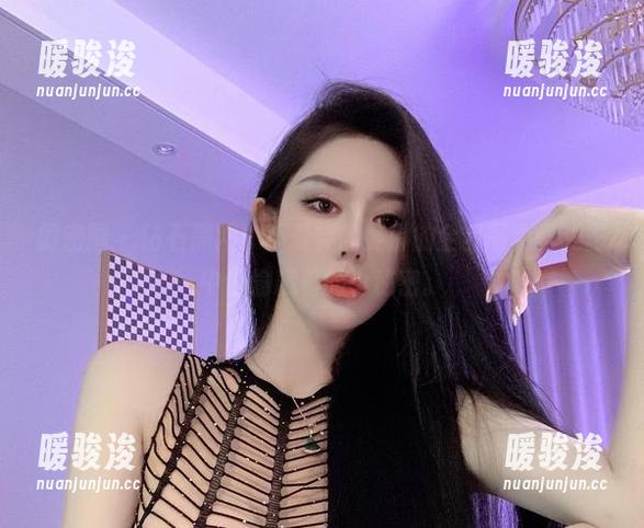 微密圈 - 钻石黑网：不爱笑的赛琳的全套写真，光影中偷偷藏着的小秘密。
