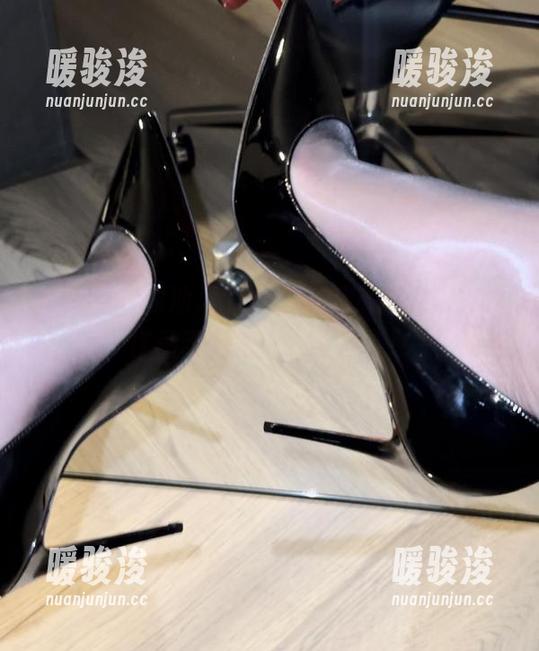 保守的二舅妈 微密圈 - 泳池里的秘密,保守的二舅妈的作品带你直达下载快感!