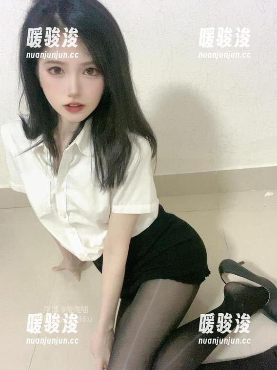 镂空奇迹：倦倦喵的套图下载，像夏日微风拂过的温柔。