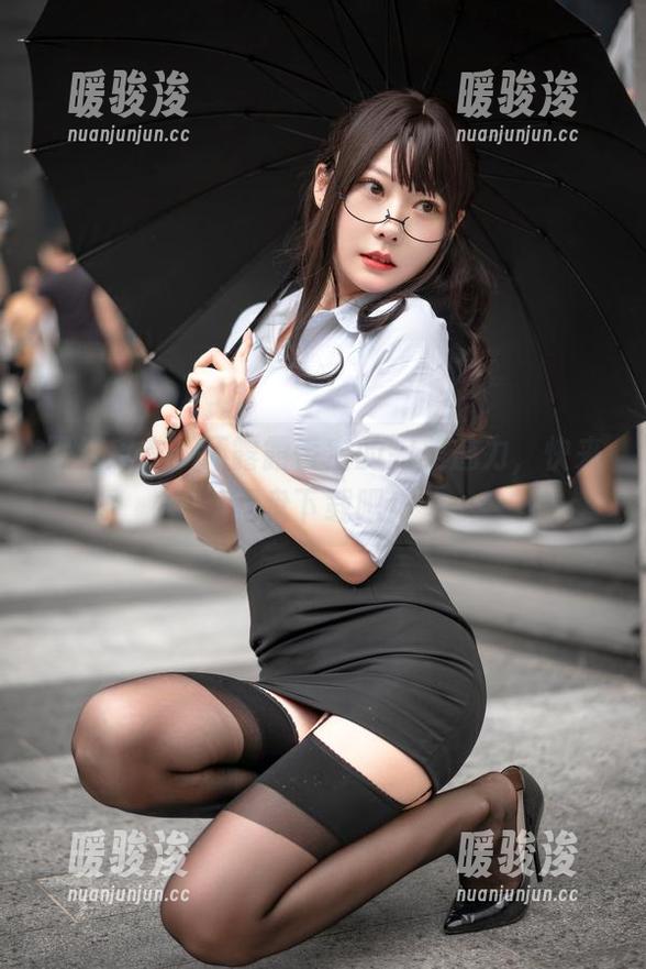 黑丝皮衣，坏露露香宝的完美魅力，快来网盘下载吧！