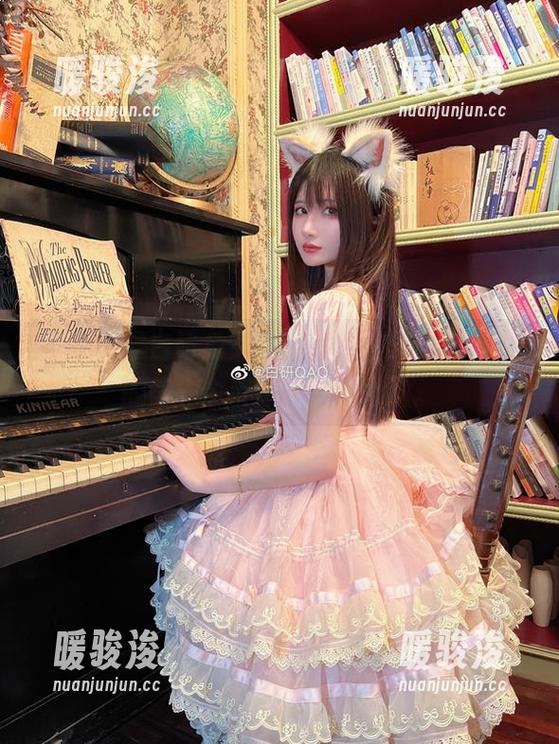 精选妖君白研兔女郎：暧昧的光影下，她的每一个姿态都令人心动。