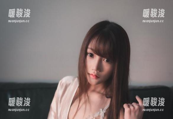 星野咪兔：在雪纺小夜衣中，高清写真捕捉瞬息万变的清晨阳光