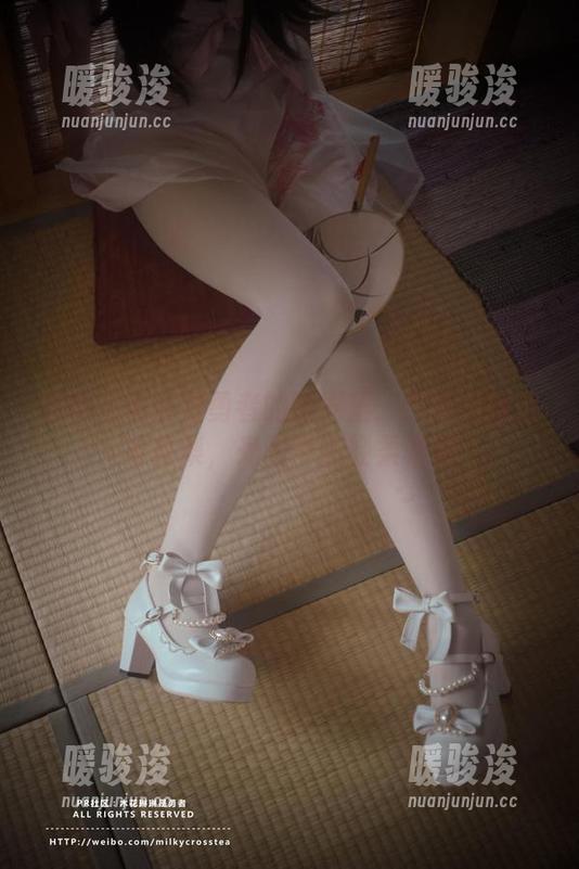 木花琳琳是勇者 在木花琳琳是勇者的世界里:芭芭拉精选写真集,光影中的轻柔碰撞