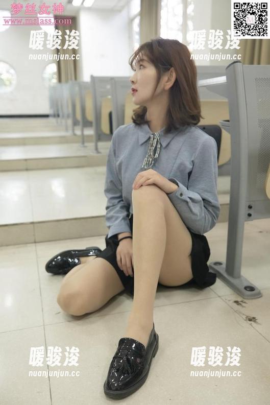 梦丝女神 - 高清下载：玥玥的工业区旗袍日常，挑战常规的穿搭思路！