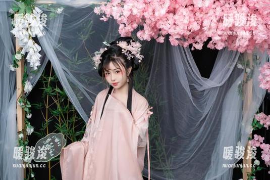 更新！爆机少女喵小吉带你探索咸鱼外骨骼装甲的神秘角落，竟然还有隐藏的零食？