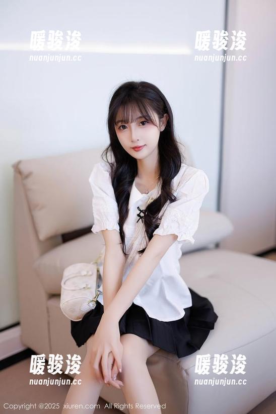 秀人网 - 养乐多Doll的美图绝对不简单，私拍秘书亮相，超有感觉！