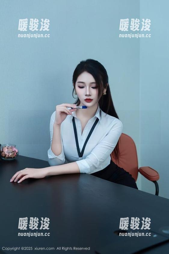 秀人网-吴小小 秀人网 - 吴小小又来了,这次的连衣裙写真更新让我怀疑人生,真的是她穿的吗?