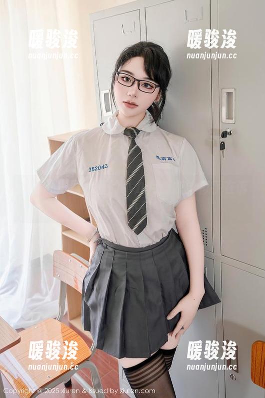 秀人网 - 图片里的小九月：灰丝似乎在诉说着小秘密