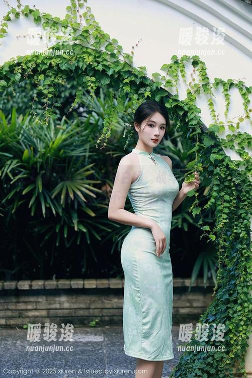 秀人网 - 草莓mm穿白裙，战斗无圣光——美图里有不一样的故事！