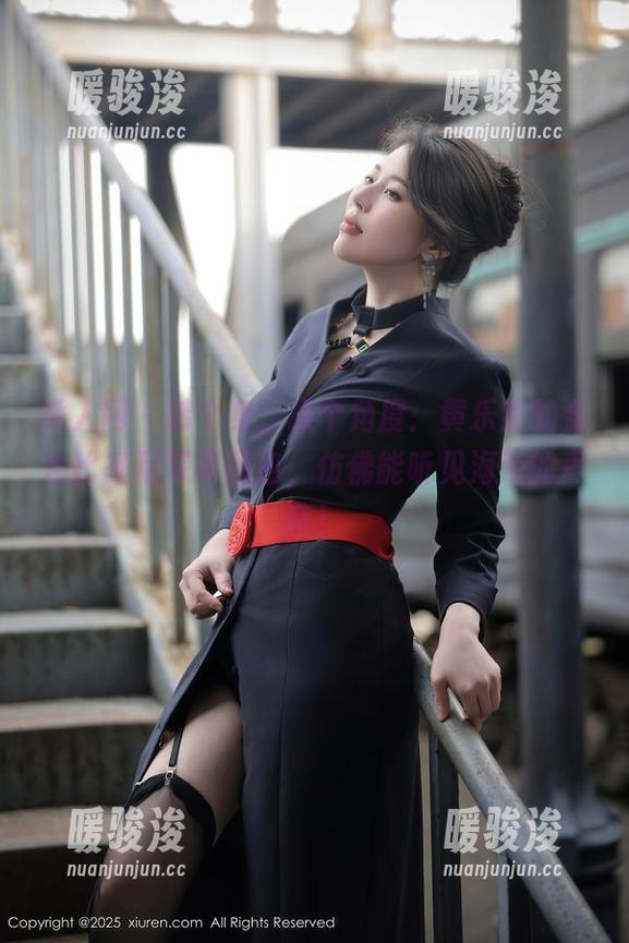 秀人网 - 转个身，换个角度：黄乐然的金色比基尼写真图包，仿佛能听见海浪的声音！