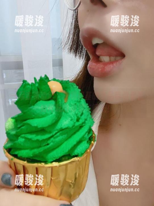 一起去海边吧，秋和柯基的作品带你看看如何玩转海浪与阳光！