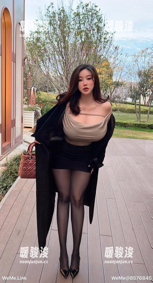 微密圈 - 私拍大放送：紫色哒豚豚的女仆美图之旅