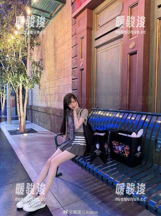 腐团儿Ikaros 泳池深情:腐团儿Ikaros高清合集,让你感受水波的温柔与幽默!