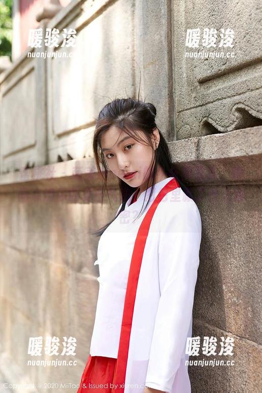 蜜桃社-萌美Moemi 蜜桃社 - 萌美Moemi的牛仔裤写真,瞬间点燃你的夏日气息,图包里藏了什么秘密?