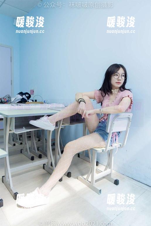 袜啵啵-甜甜圈 袜啵啵 - 短肉丝的脚尖加固梦:在甜甜圈的无圣光原图中鬼畜又迷人!