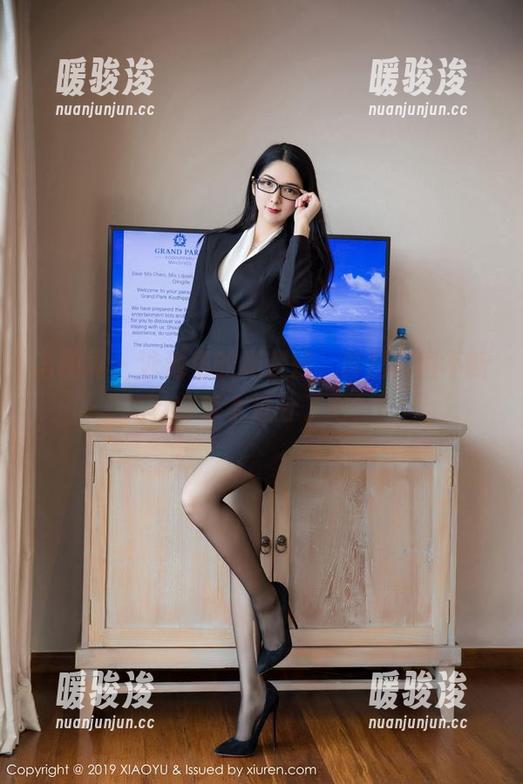 语画界 - 泳池里的杨紫嫣，真是美图不断，分享太过分了吧！