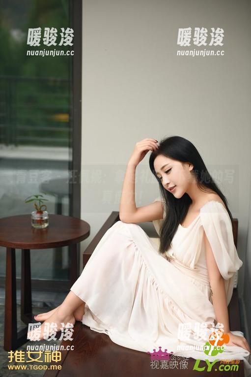 青豆客-汪佩妮 青豆客 - 汪佩妮:拿起礼服,下载她的写真魔力!