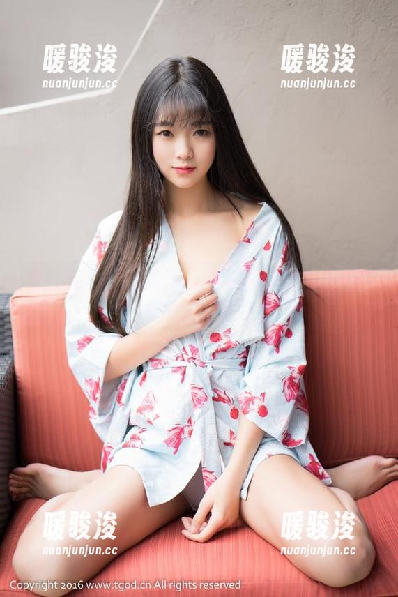 青豆客-程彤颜 青豆客 - 这组程彤颜的写真,眼镜下藏着多少故事和遐想?