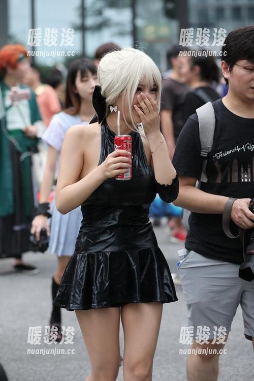 魔镜街拍 - 婷婷带你在线欣赏！这白色吊带连衣裙和黑丝美腿美女真让人心动！