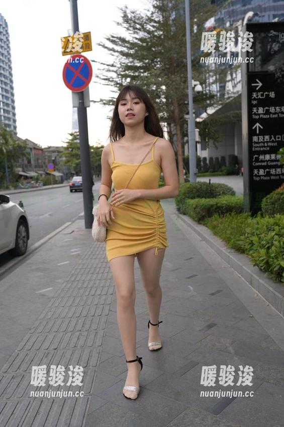 魔镜街拍 - 艾小青：超短裙肉丝，原图里竟藏如此玄机