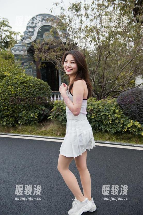 魔镜街拍超短裙女孩：更新了一组令人心动的图片，快来瞧瞧！