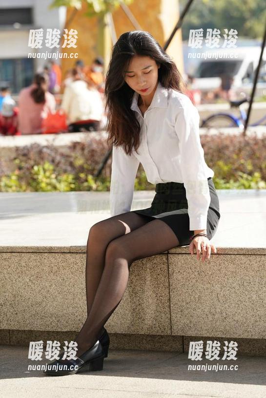 超现实的魔镜街拍：街角肉丝包臀裙小姐姐和她的500种风情