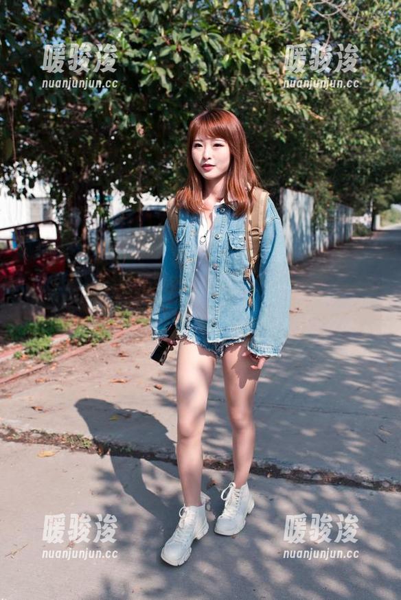 看！魔镜街拍的白裙女子，原图壁纸甜到掉牙！
