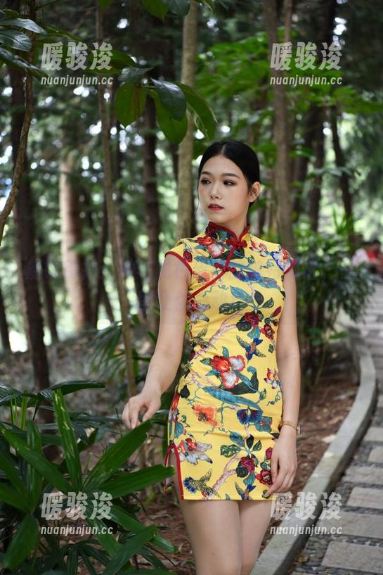 魔镜街拍：她与黑色皮裤的独特对话，原图让你心动！