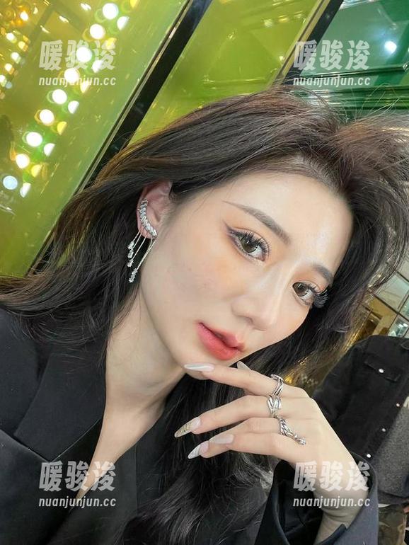 微密圈 - 美图狂潮！黎允熙的连体衣图包，瞬间点亮我的一天！